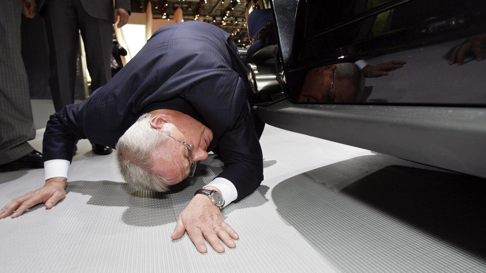 Foto:  El presidente de Volkswagen AG, Martin Winterkorn, mientras se agacha para ver los bajos de un Porche GT2 (Efe)