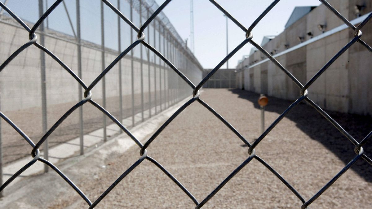 Interior expedienta a siete funcionarios de prisiones por la paliza al preso de Estremera