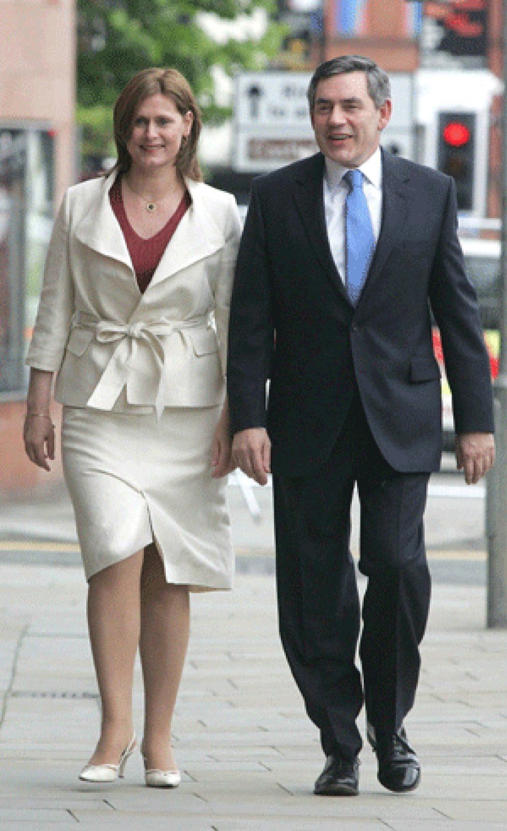 Foto: Gordon Brown prepara su entrada en Downing Street