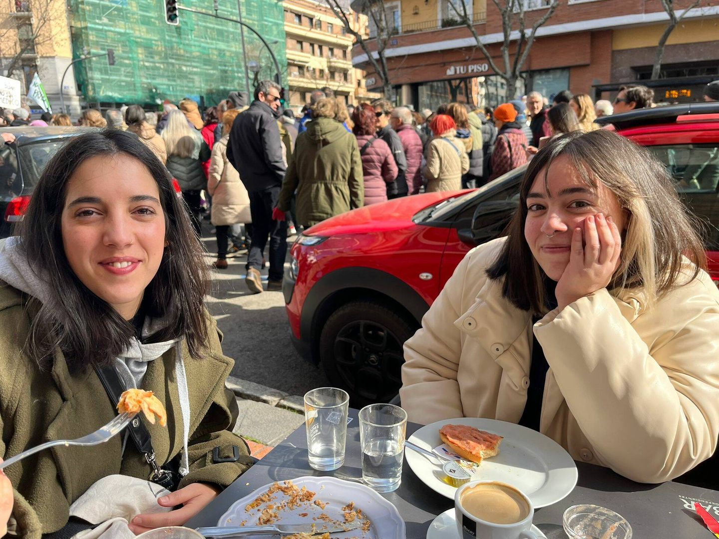 Miriam y Cecilia, dos jóvenes que solo querían desayunar tranquilas. (A.F.)