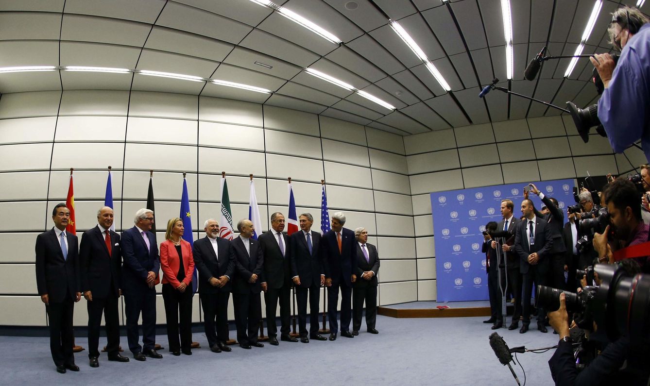 Foto: Las potencias junto al ministro de Exteriores iraní, Mohammad Javad Zarif, tras la firma del acuerdo en Viena (Reuters).  