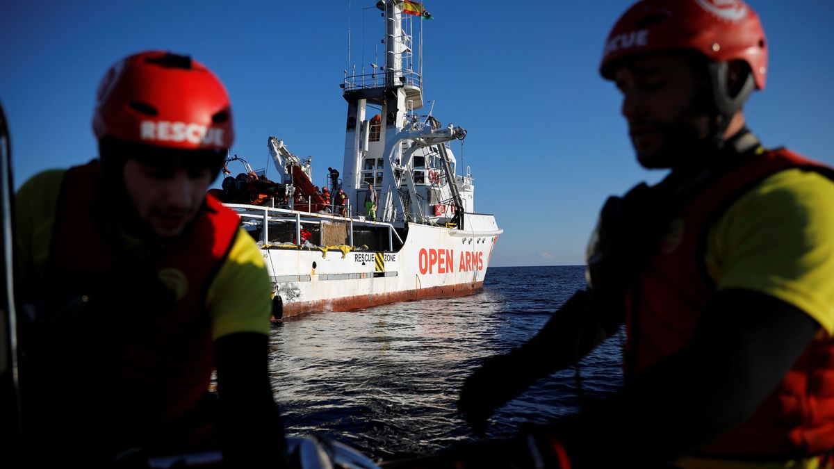 Open Arms pide permiso para desembarcar en España tras rescatar a 59 personas