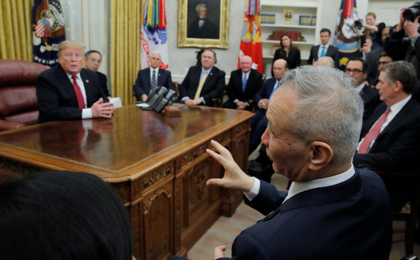 El viceprimer ministro chino Liu He durante un encuentro con Donald Trump sobre la disputa comercial, en el Despacho Oval, el 31 de enero de 2019. (Reuters)