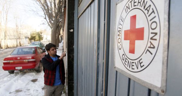 Foto: Un hombre permanece ante la entrada de una oficina del Comité Internacional de la Cruz Roja (CICR) en Kabul, Afganistán. (EFE)