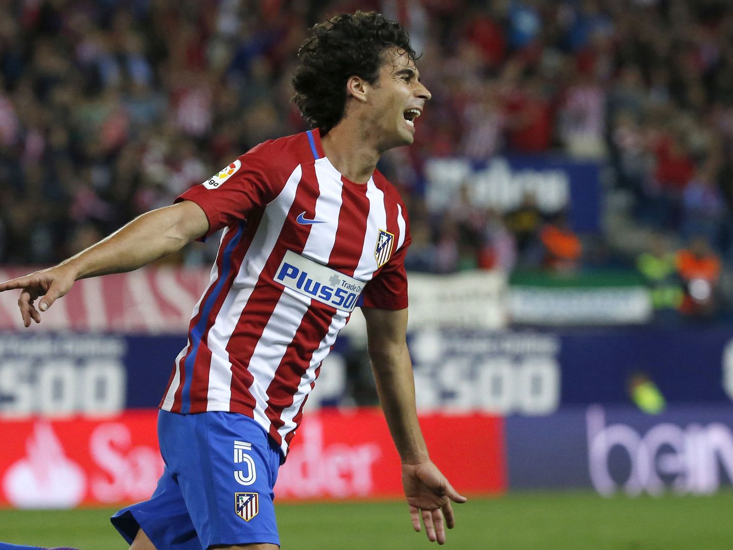 Tiago celebra un gol marcado en el Vicente Calderón (EFE)