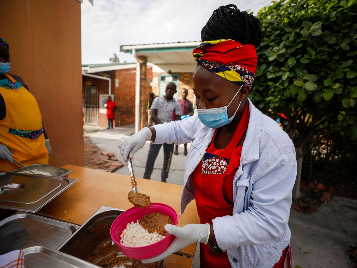 Foto: Voluntarios dan de comer en un colegio en Cape Town, Sudáfrica. (Reuters)