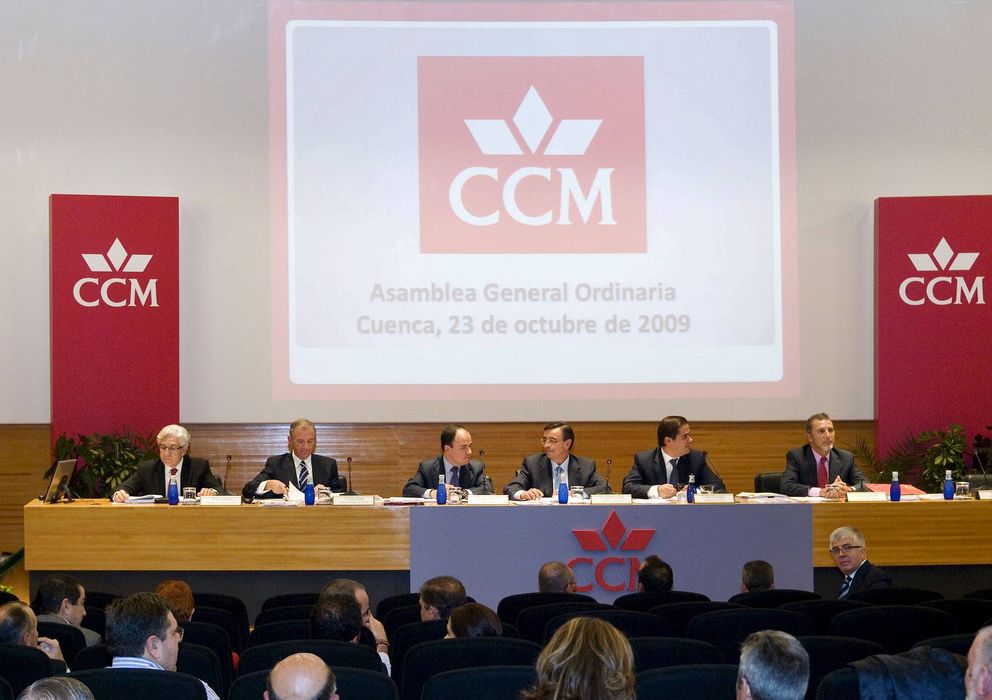 Foto: Última asamblea ordinaria de CCM antes de la fusión (EFE)