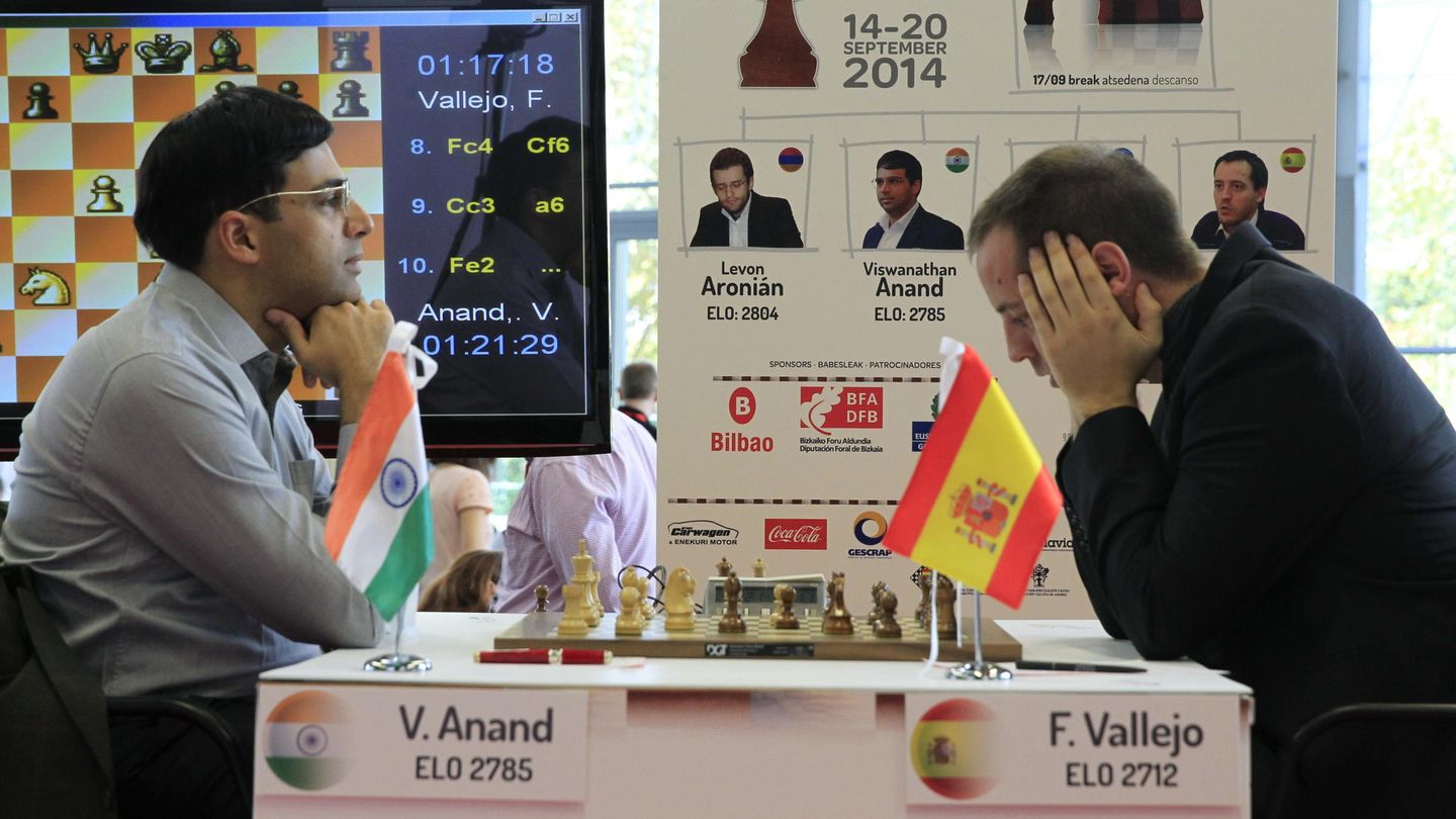 Paco Vallejo (d) y el indio Viswanathan Anand (i). (EFE/Alfredo Aldai)