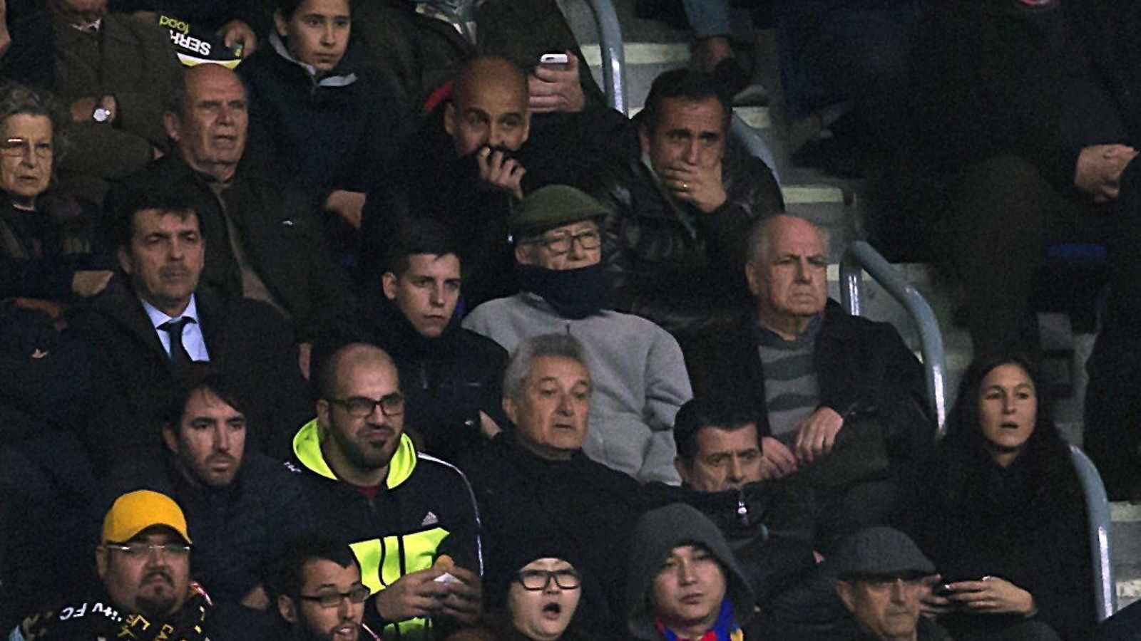 Foto: Pep Guardiola, entre su padre y Estiarte, en la grada del Camp Nou (EFE)