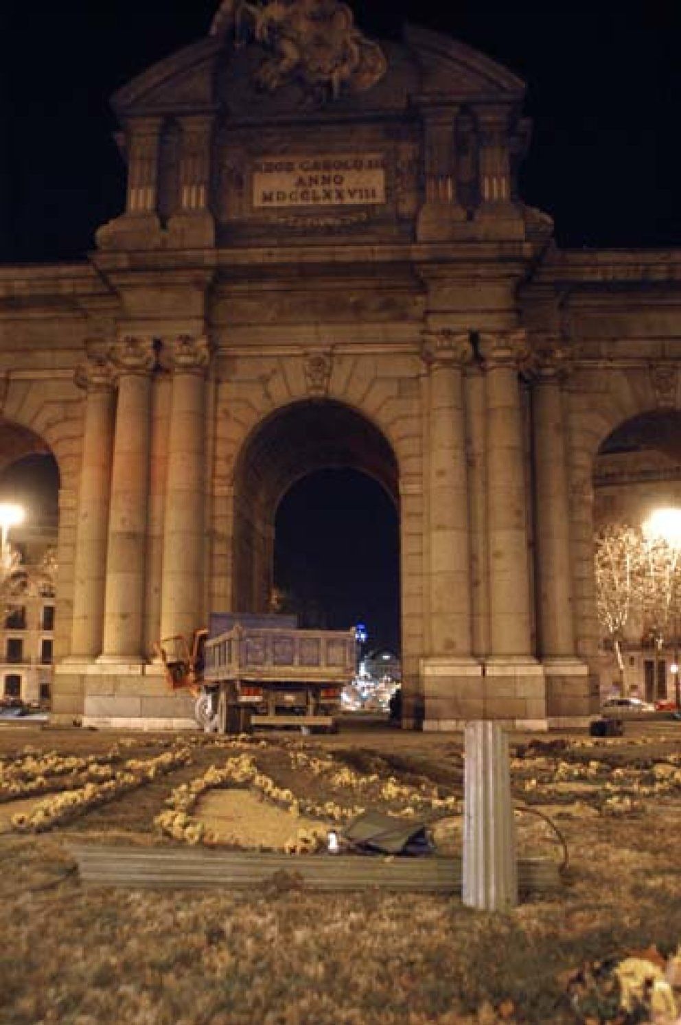 Foto: Roba un camión y lo estrella contra la Puerta de Alcalá cuando huía de la policía