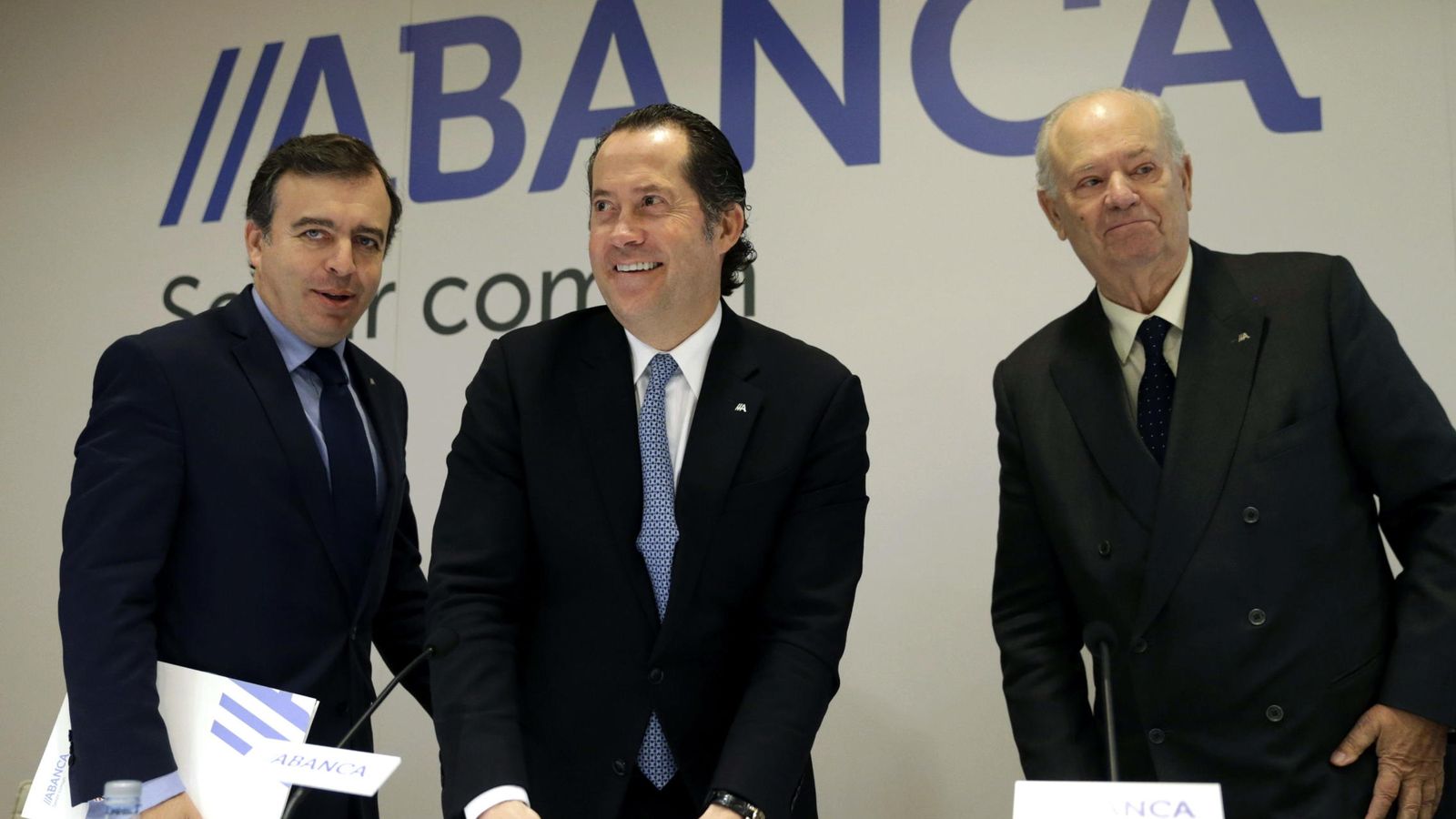 Foto: El presidente de Abanca, Javier Etcheverría (d), el vicepresidente Juan Carlos Escotet (c) y el consejero delegado Francisco Botas. (EFE)