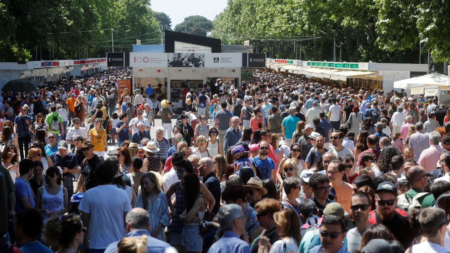 Miles de personas acuden a la 78ª Feria del Libro que se celebra en el Parque del Retiro de Madrid. (EFE)