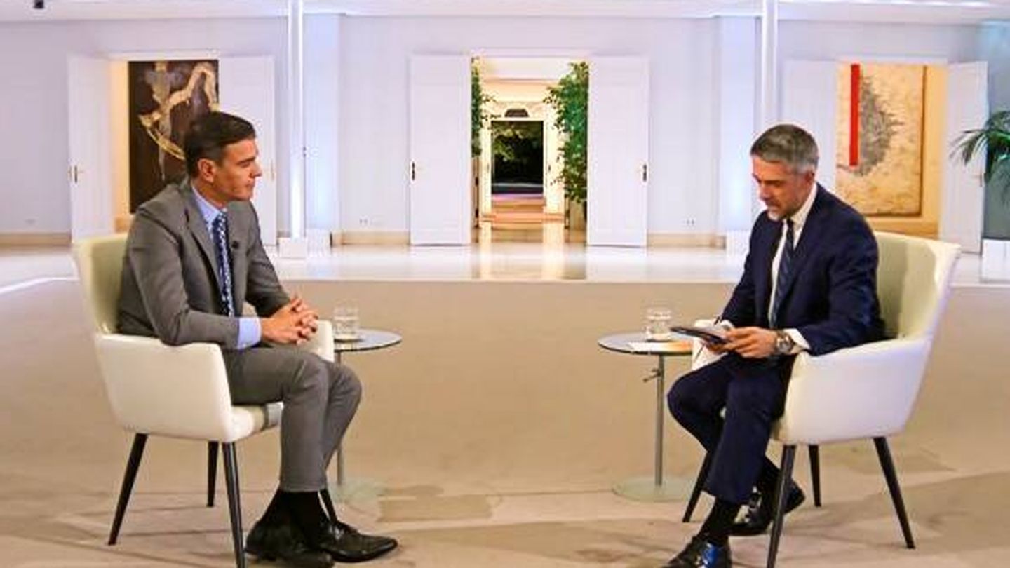 Sánchez y el periodista Carlos Franganillo, en la entrevista de TVE