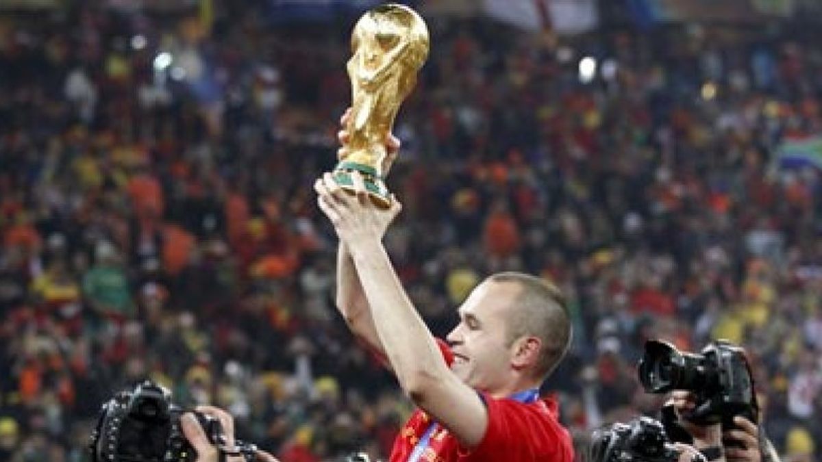 Un año después del Mundial, Andrés Iniesta continúa siendo el héroe del pueblo