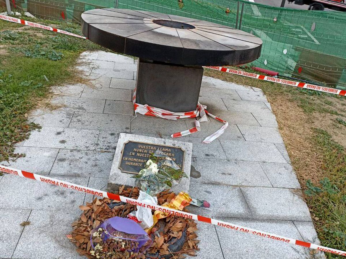 Foto: El estado de degradación en el que se encuentra el homenaje a las víctimas del covid (A. P.)