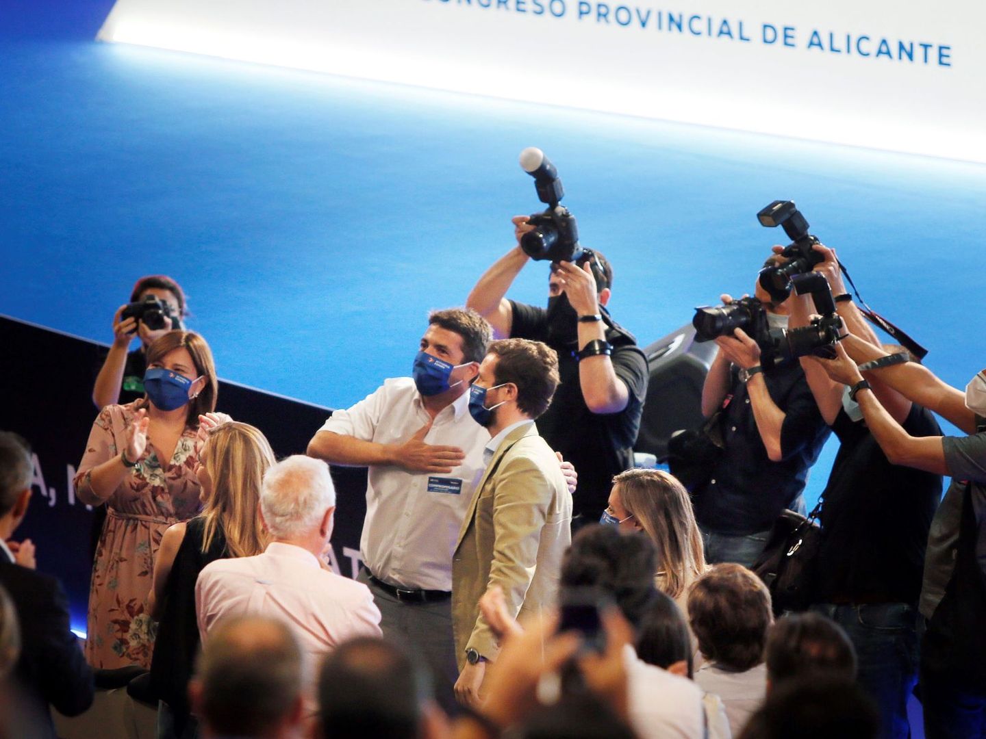Pablo Casado, con Carlos Mazón, cuando fue elegido presidente del PP de Alicante. (EFE)