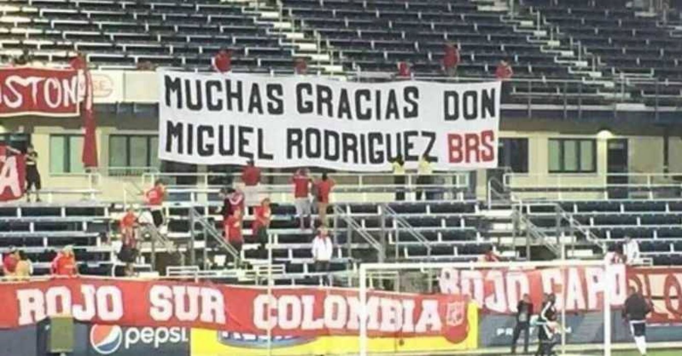 Hinchas del América de Cali agradecen al exnarco en un partido ante el Atlético Nacional en de Miami en 2016. (Twitter)