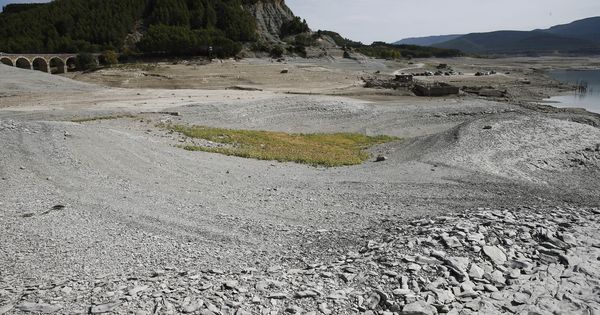 Foto: El pantano de Yesa, en Navarra, seco a finales de 2016 ante la escasez de lluvias. (EFE)