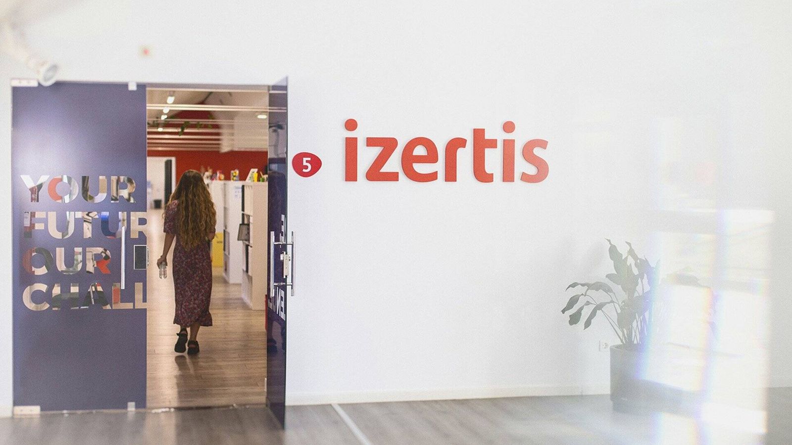 Izertis ficha de consejera a la ex-CEO de Atrys Health y ex directora general de PharmaMar