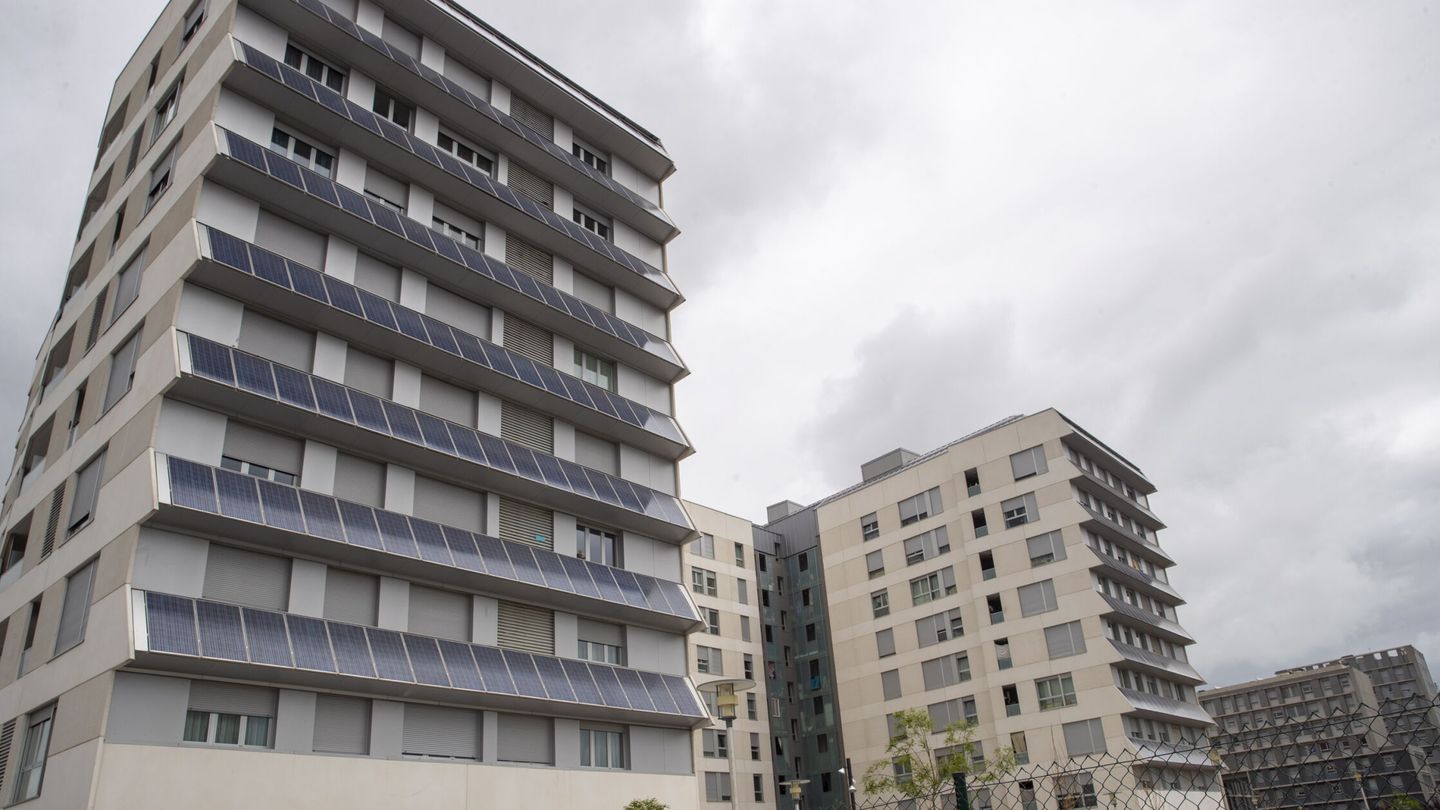 Bloques de viviendas con placas solares en Vitoria. (EFE/D. Aguilar)