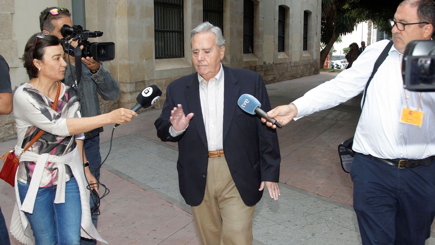 El exalcalde de Alicante, Luis Díaz Alperi, llega a los juzgados de Benalúa en 2018. (Efe)