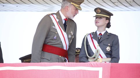 Felipe VI y la Princesa Leonor: el motivo de las diferencias en sus uniformes y los gestos de complicidad padre e hija en su acto juntos en Lleida