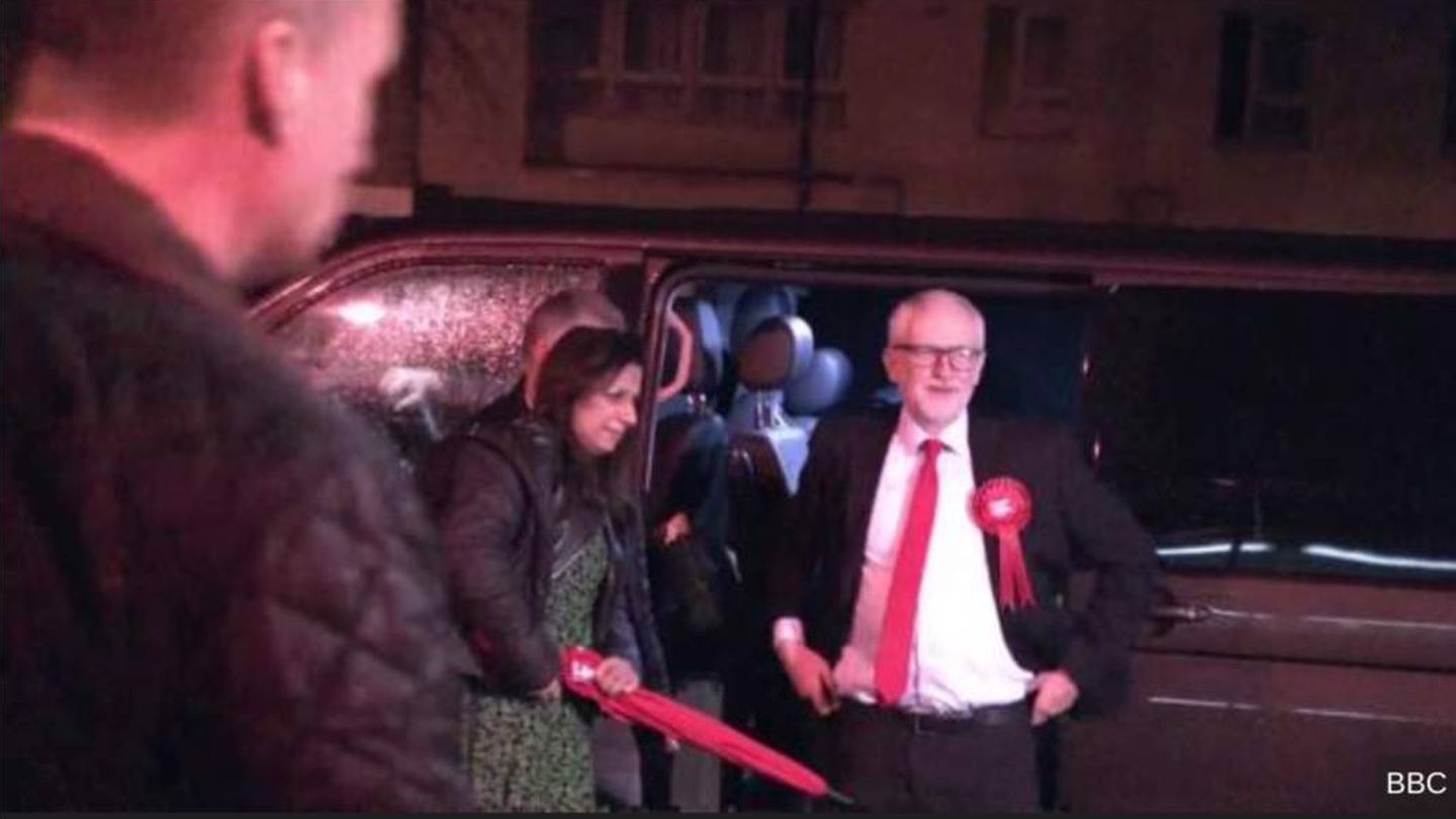 Corbyn llega al recuento en su circunscripción. (BBC)