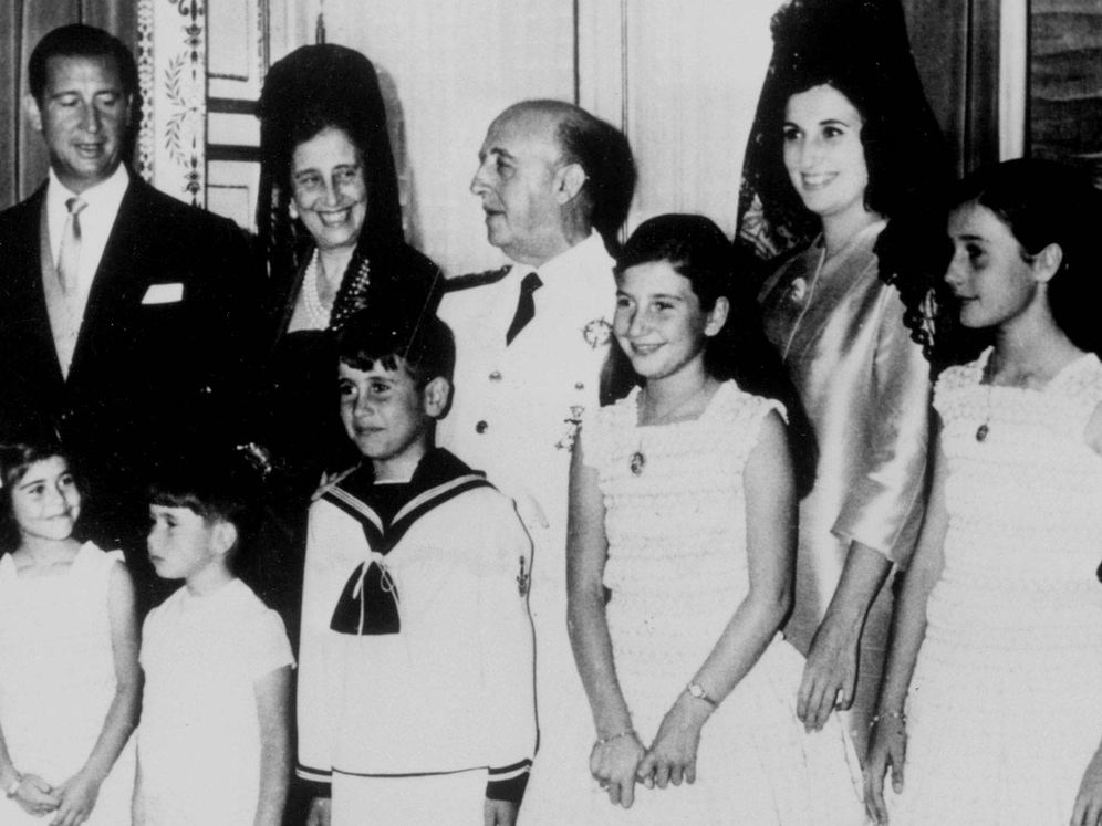Foto: Francisco Franco con su mujer, Carmen Polo, su hija Carmen Franco, su yerno Cristóbal Martínez-Bordiú y cinco de sus siete nietos. (CP)