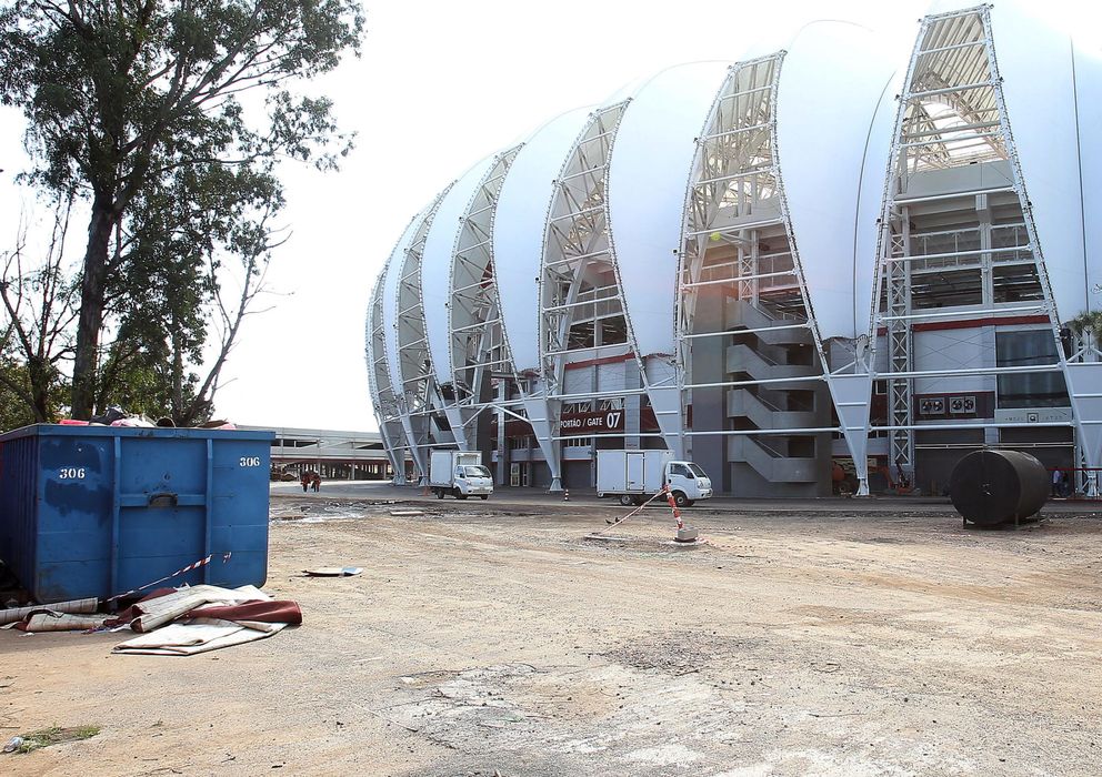 Foto: Trabajos en el estadio Beira Río, una de las doce sedes del Mundial. (EFE)