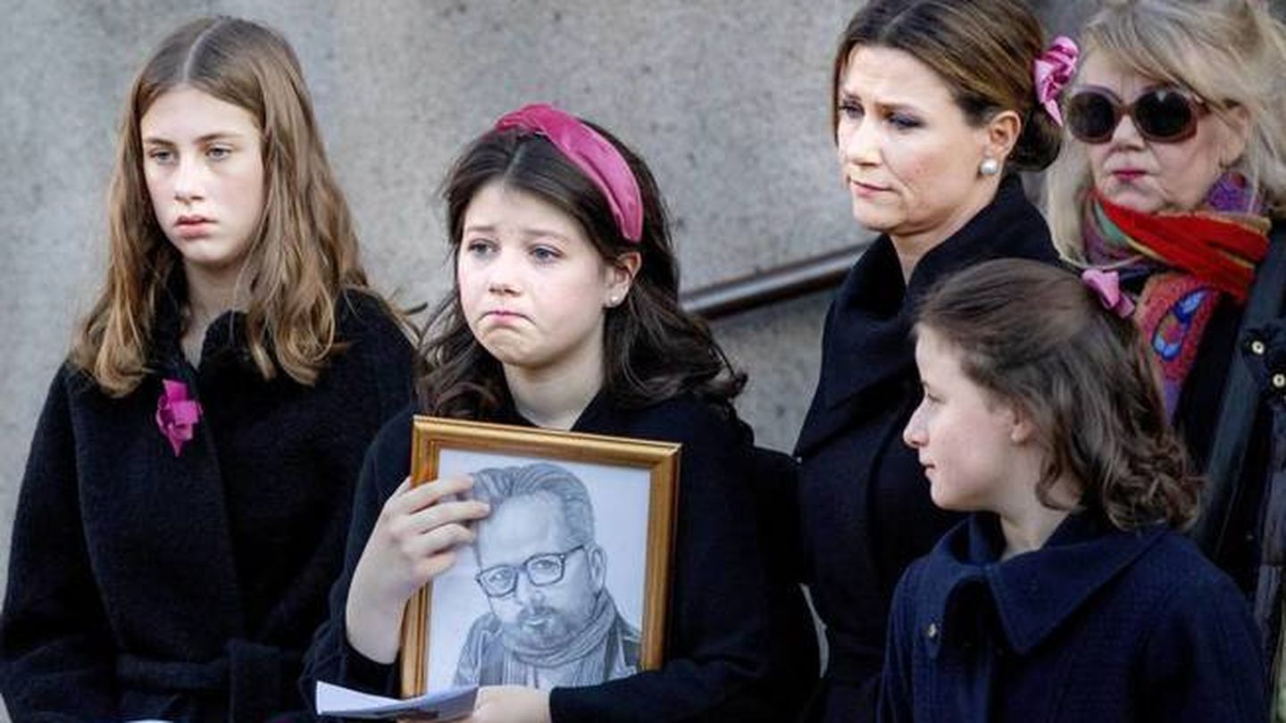Marta Luisa y sus hijas en el funeral de Ari Behn. (Cordon Press)