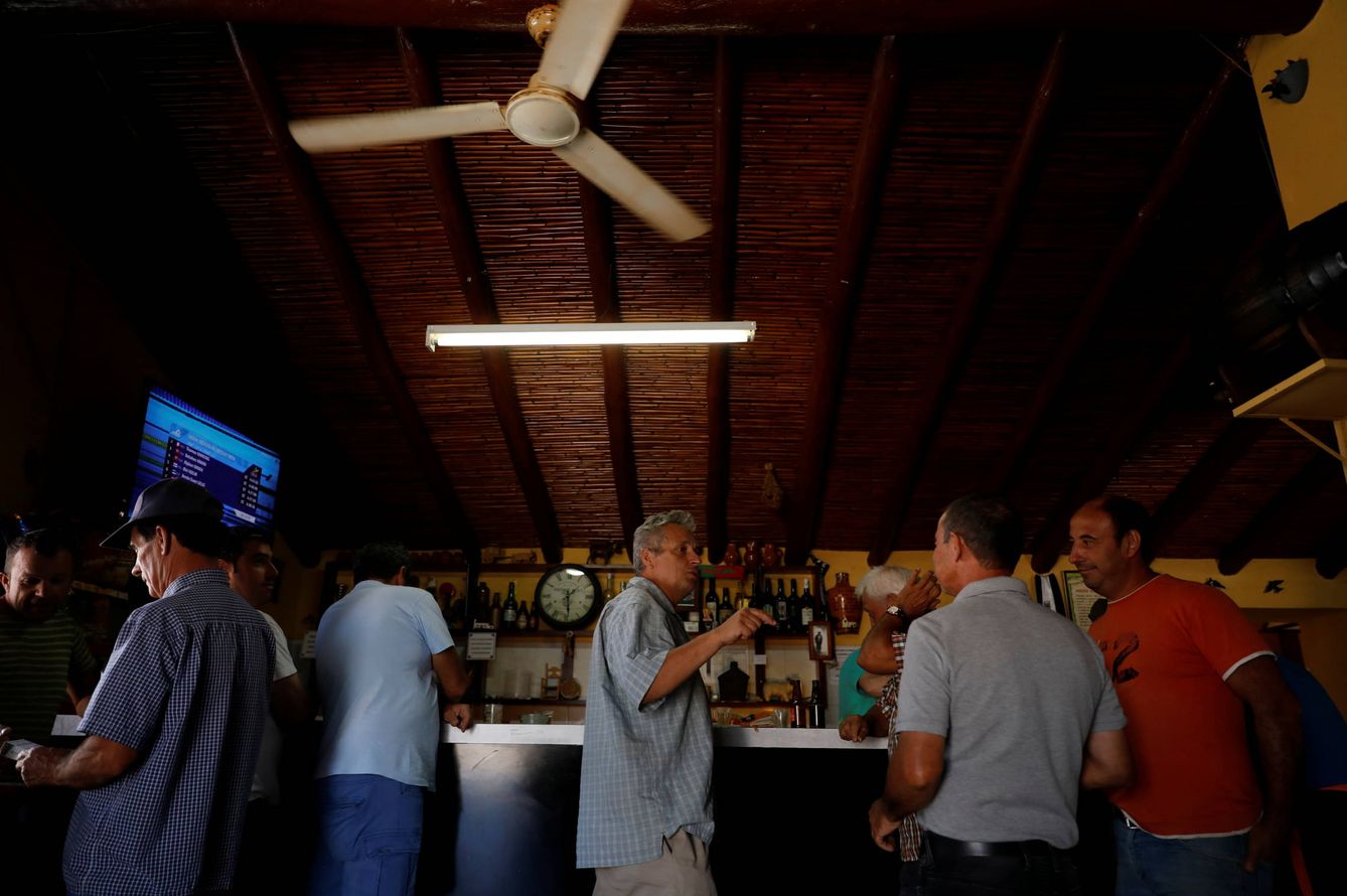 Unos hombres charlan mientras beben en una taberna en Pias, Portugal. (Reuters)