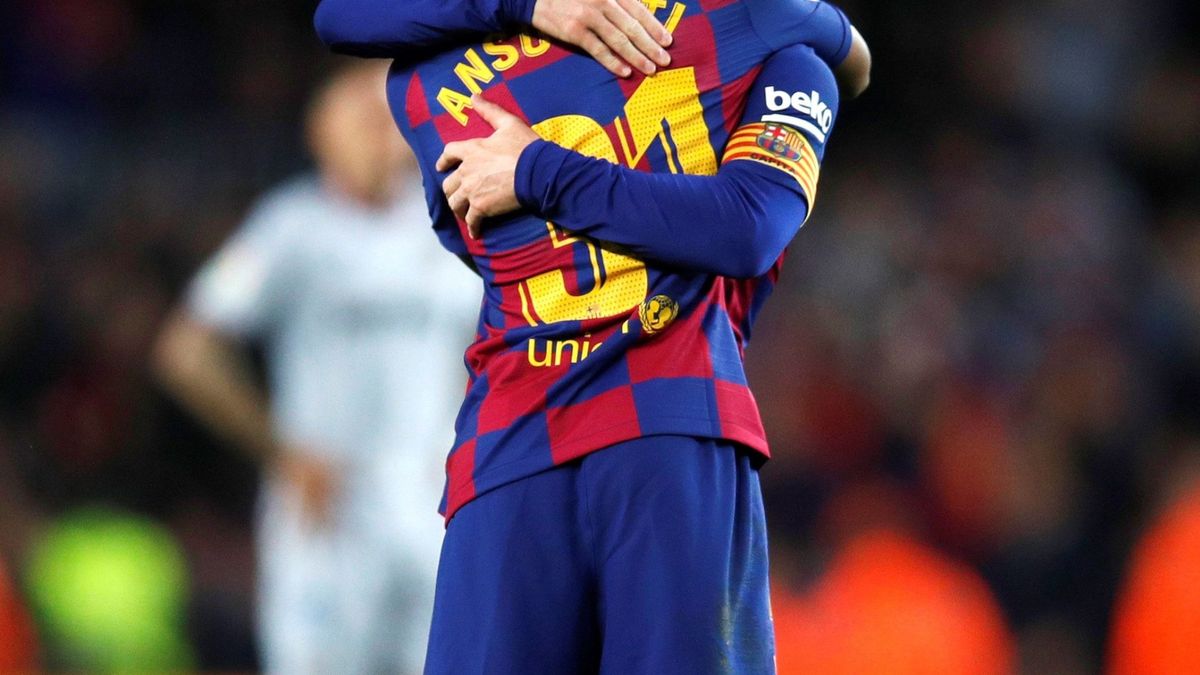 Barcelona-Levante: los abrazos sentidos de Messi a Ansu Fati delante de Quique Setién