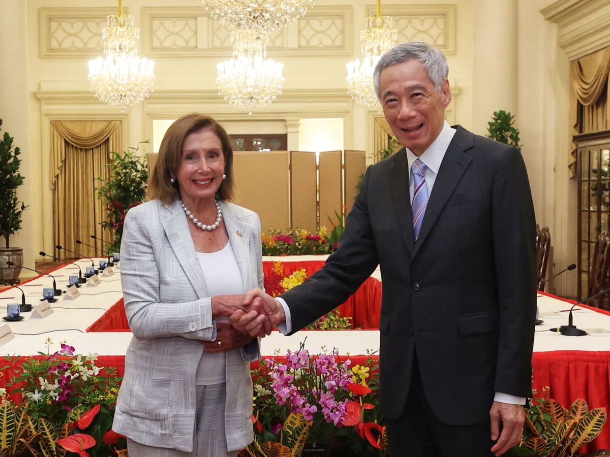 Foto: Nancy Pelosi con el primer ministro de Singapur, Lee Hsien Loong. (EFE/Ministerio de Comunicaciones de Singapur)