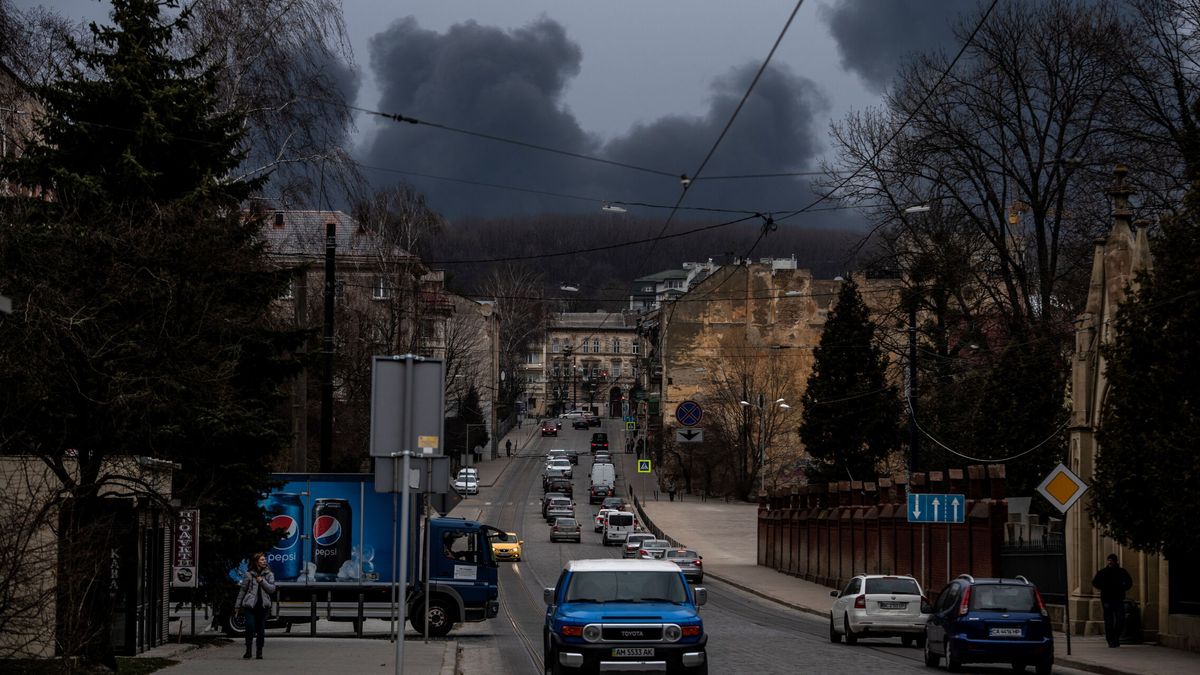 Putin bombardea Lviv, la 'capital' del oeste, pese al amago ruso de repliegue hacia el Donbás