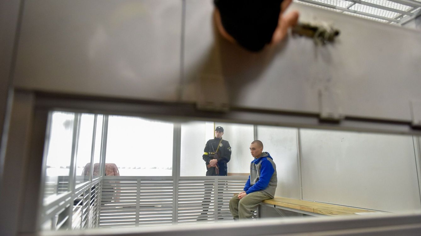 Foto: El militar ruso Vadim Shishimarin se sienta en el banquillo el segundo día de su juicio por crímenes de guerra en el tribunal de distrito de Solomyansky en Kiev, Ucrania. EFE/Oleg Petrasyuk