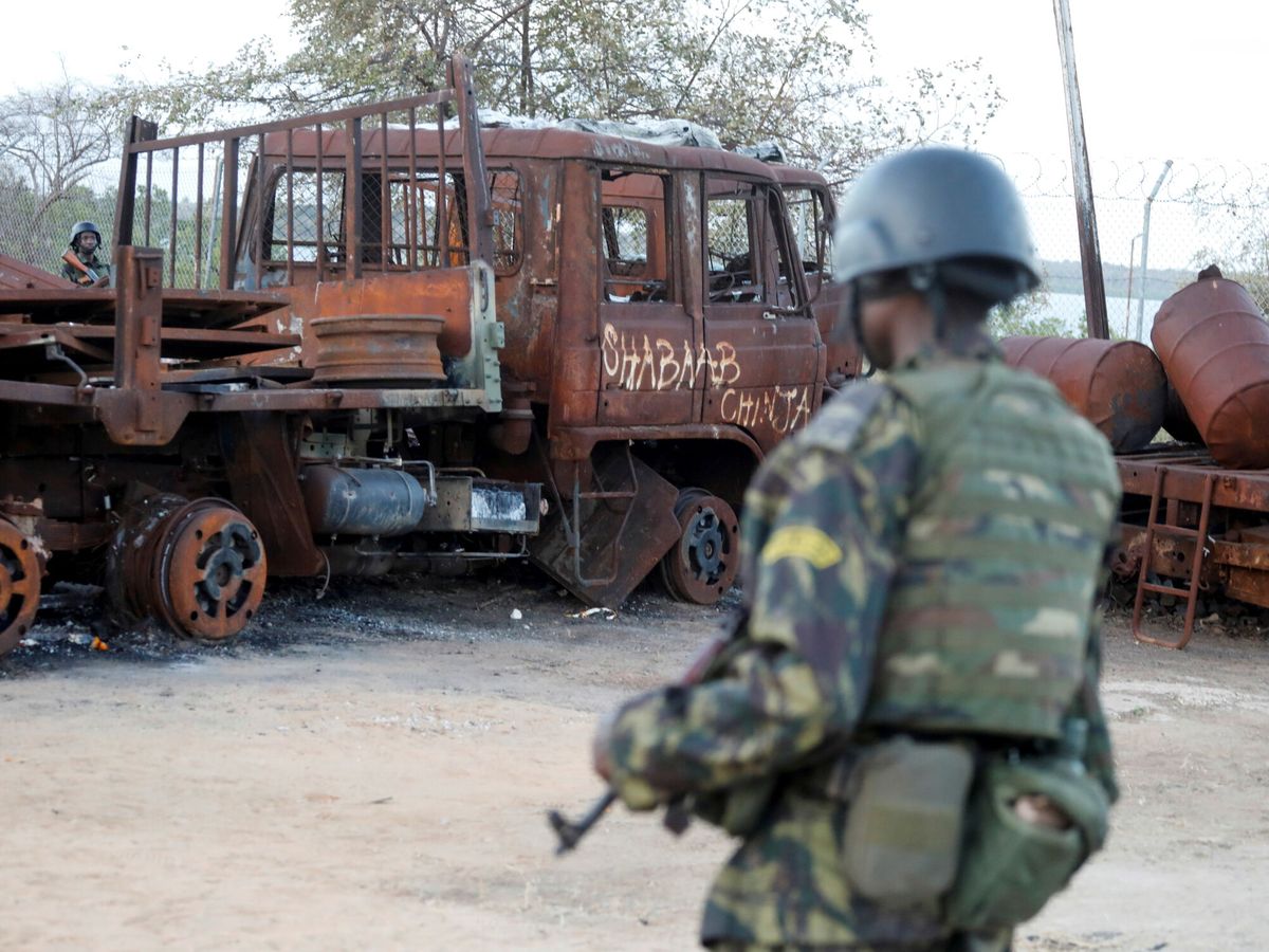 Foto: Un soldado, junto a un camión quemado en Mozambique. (Reuters/Baz Ratner)