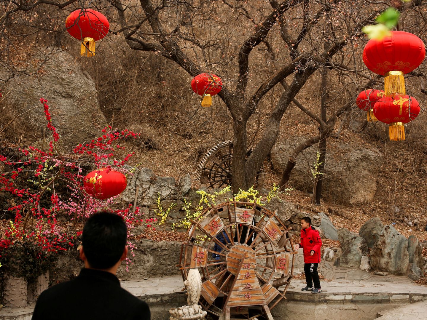 Un niño juega en el parque Badachu durante las celebraciones del Año Nuevo Chino en Pekín, el 17 de febrero de 2018. (Reuters) 