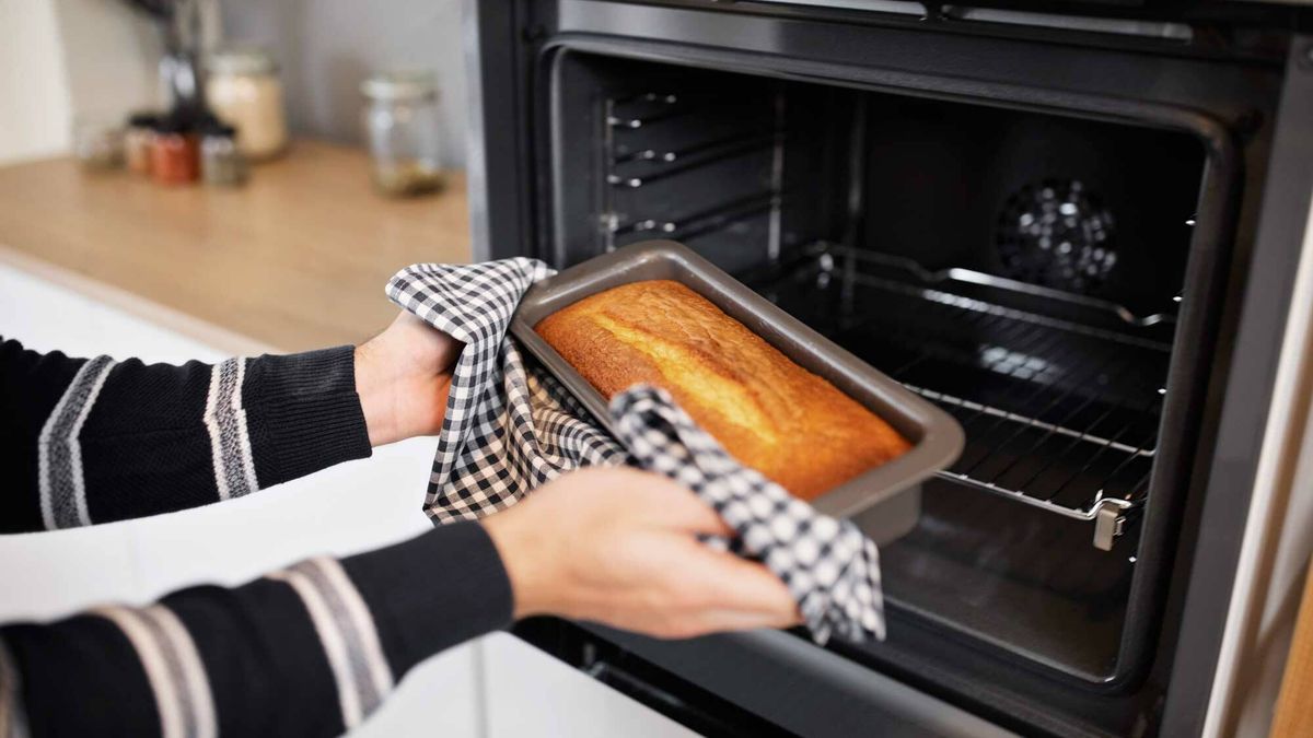 TRUCO REJILLA HORNO  Limpia la rejilla del horno con un producto que  tienes en casa y usas todos los días