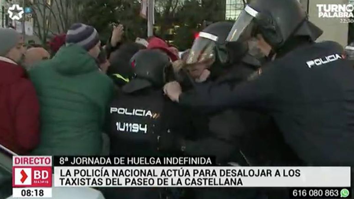 La Policía carga para desalojar a los taxistas concentrados en la Castellana