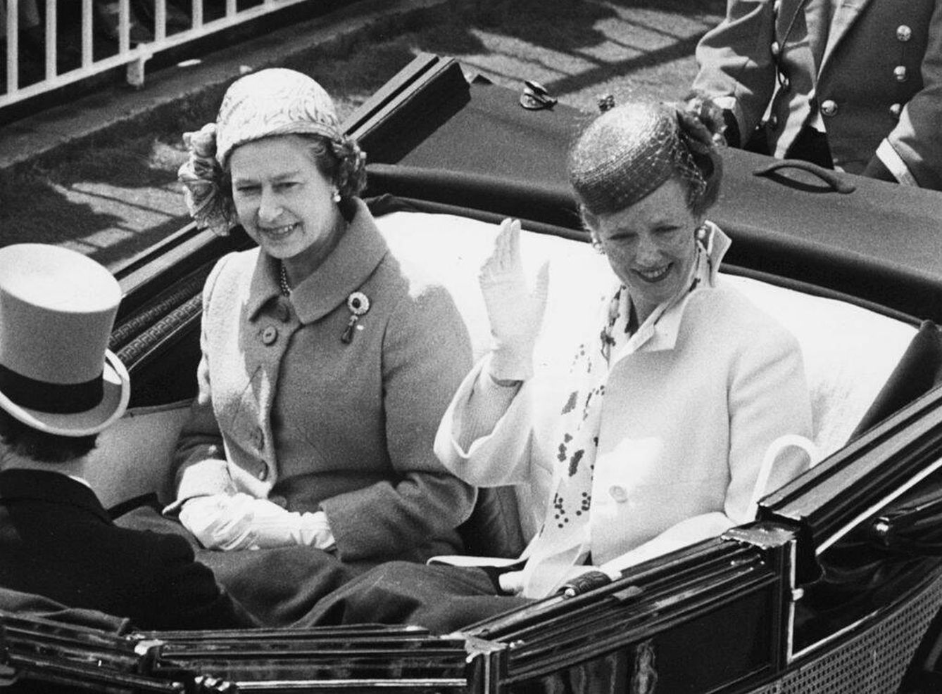 Isabel II y Margarita de Dinamarca en 1980. (Getty)