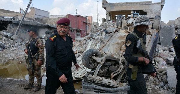 Foto: Major general abdul ghani al-asadi, a commander of the counter terrorism service (cts) walks at the site after an air strike attack against islamic state triggered a massive explosion in mosul