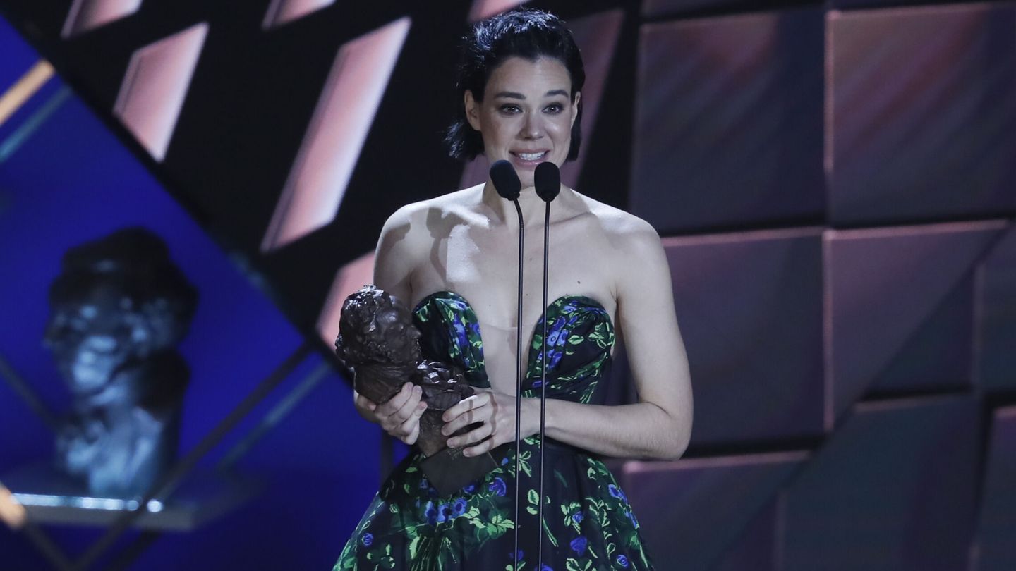 La actriz Laia Costa recibe el Goya a la mejor actriz protagonista por su trabajo en 'Cinco lobitos'. (EFE José Manuel Vidal)