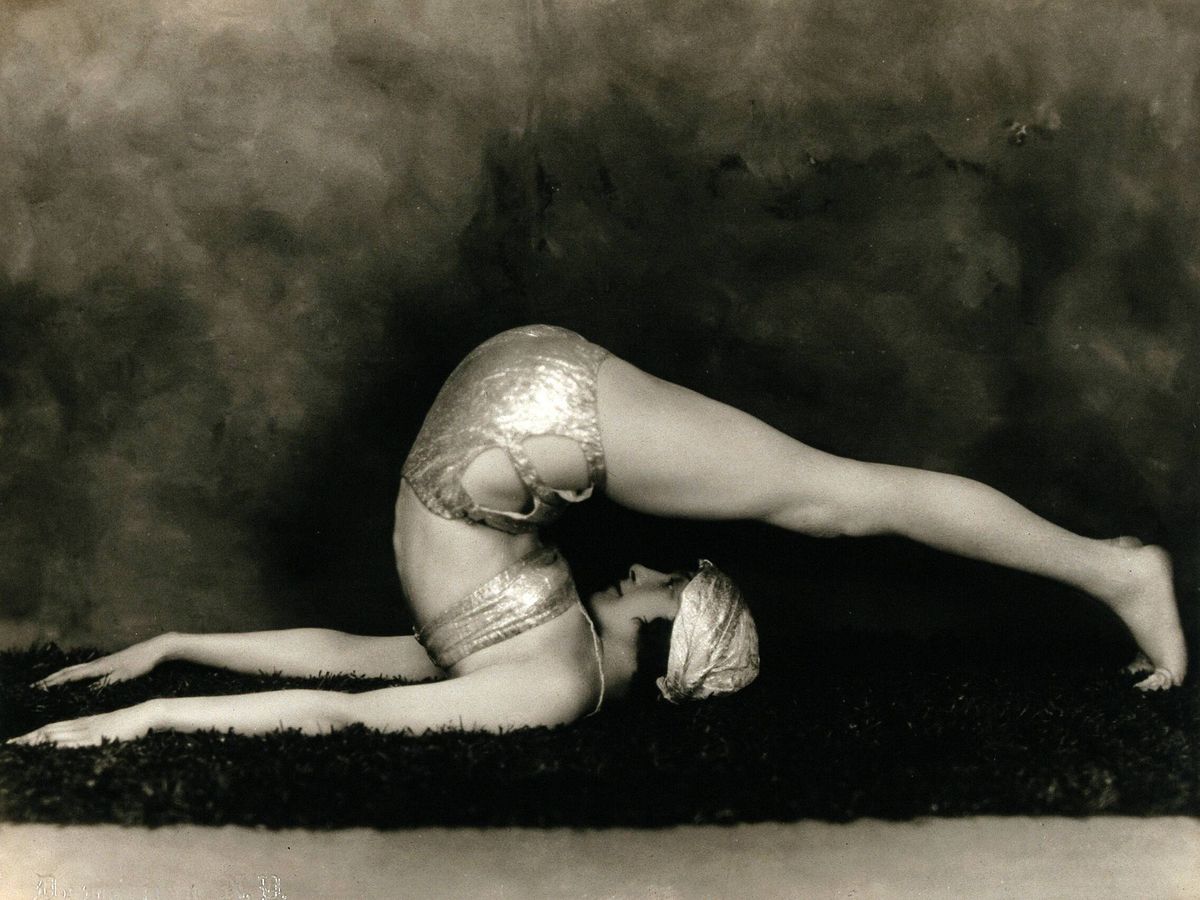 Foto: Marguerite Agniel mostrando una postura de yoga a finales de 1920. (Wikimedia)