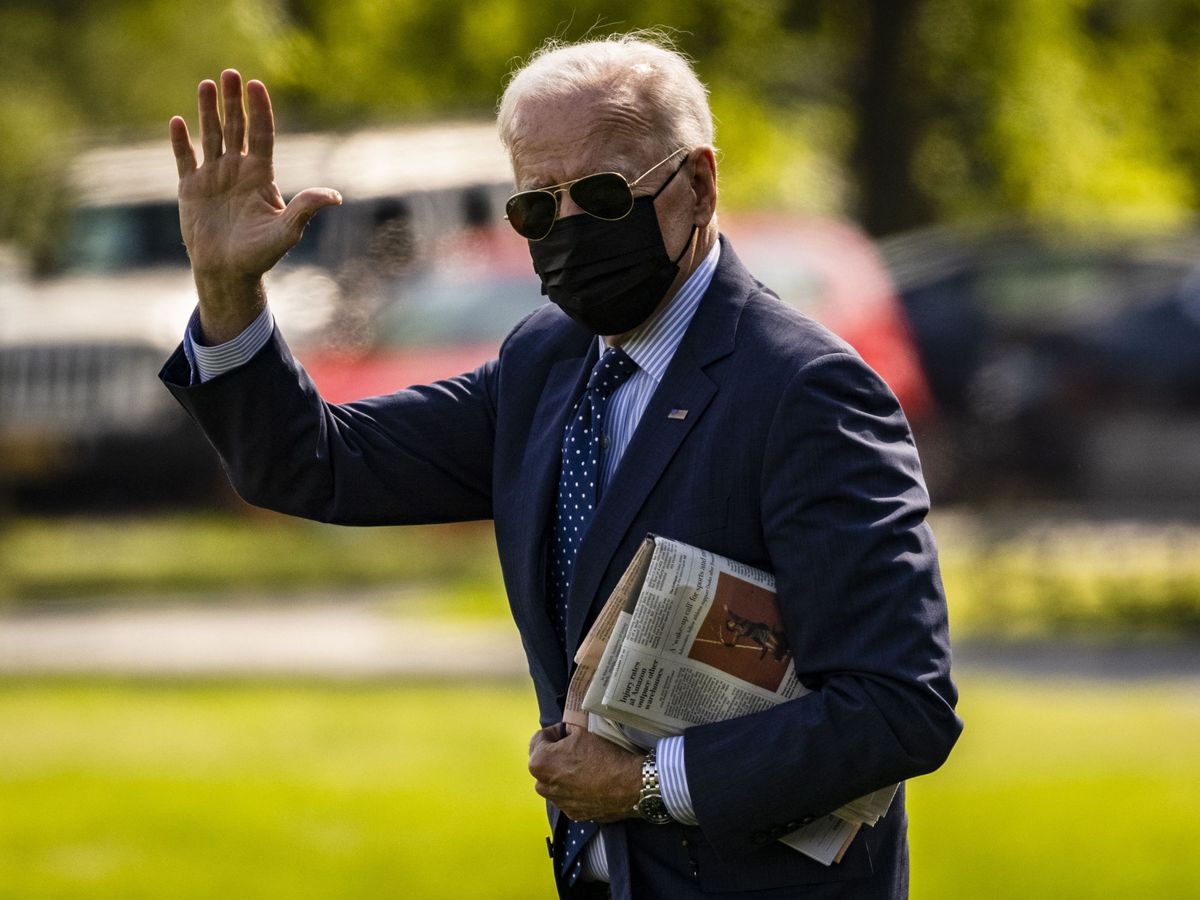 Foto: El presidente estadounidense, Joe Biden, con un periódico bajo el brazo. (EFE)