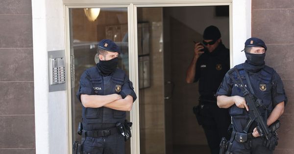 Foto: Los Mossos d'Esquadra custodian el edificio donde vivía el que hombre ha sido abatido esta mañana al intentar acceder a la con un cuchillo en la mano y al grito de "Alá es grande". (EFE)