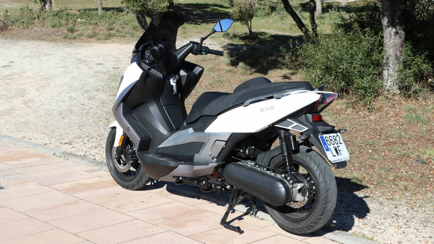 El motor va unido a la transmisión y simula el aspecto de los scooters convencionales.

