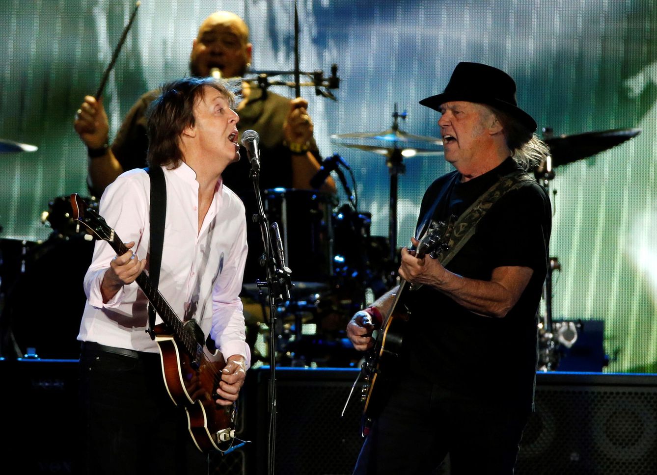Neil Young junto a Paul McCartney en 2016 (Reuters) 