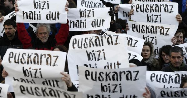 Foto: Participantes en una marcha para reivindicar su deseo de poder vivir en euskera. (EFE)