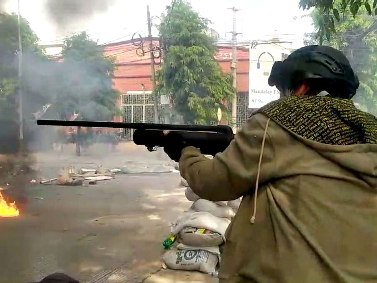 Foto: Un manifestante dispara un rifle casero de aire comprimido durante una protesta contra el golpe de Estado en Mandalay, Myanmar. (Reuters)