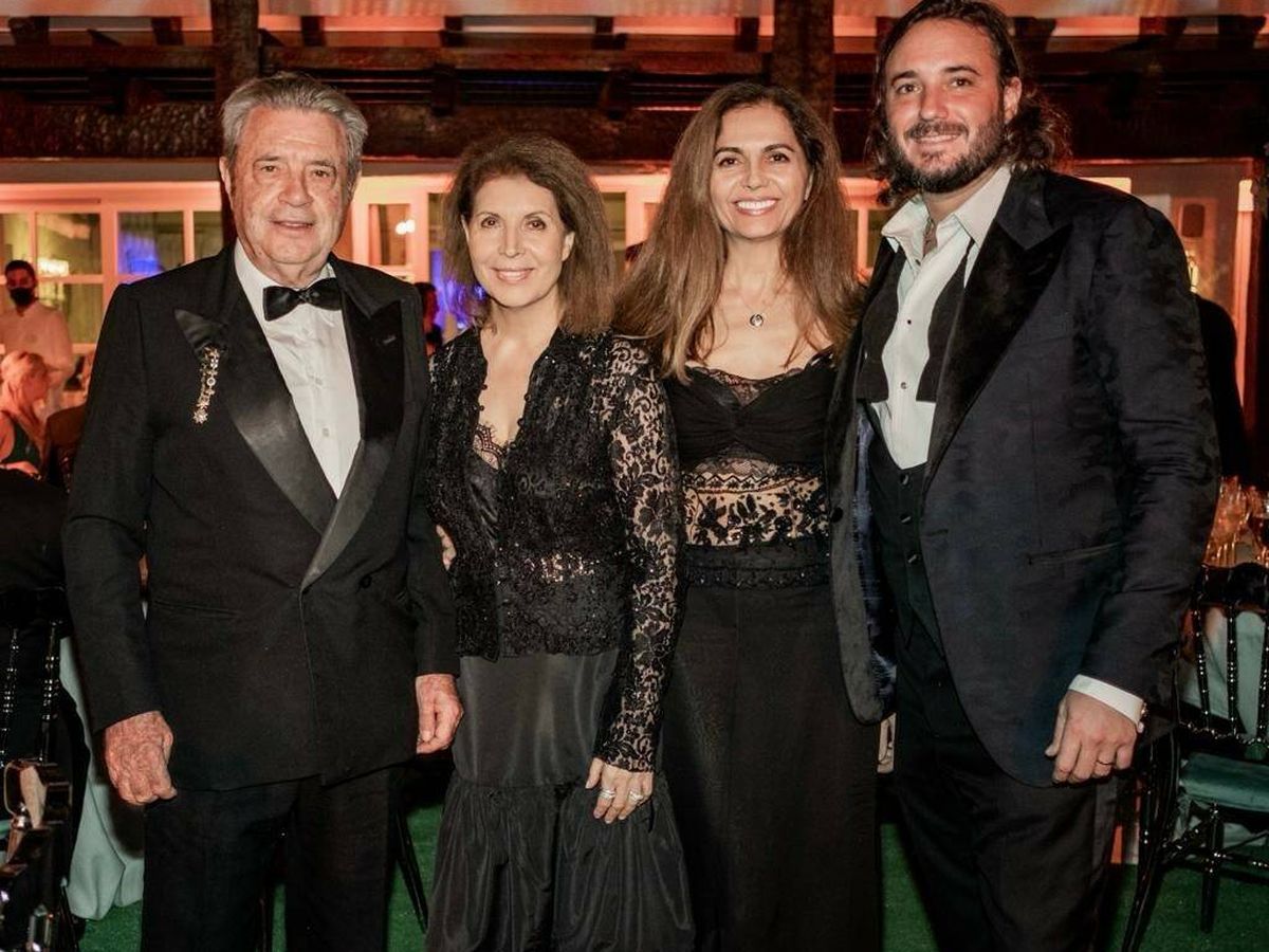 Foto: El duque de Sevilla, Massumeh Abdi y Nasrin Zhiyan y Francisco de Borbón von Hardenberg. (Sophie Karoly)